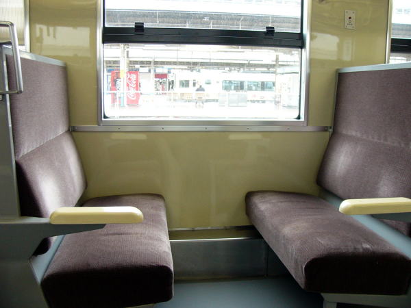 国鉄ファンなら喜ぶ４人掛けの座席